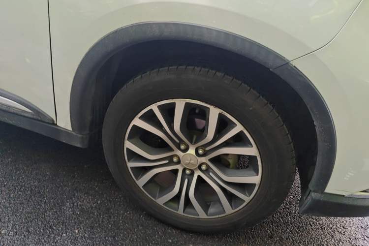 Used Mitsubishi Outlander 2016 2.4L 4x4 Elite Edition 5 Seats Right Front Wheel Hub