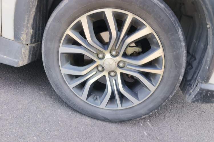 Used Mitsubishi Outlander 2016 2.4L 4x4 Elite Edition 7-Seater Right Front Wheel Hub