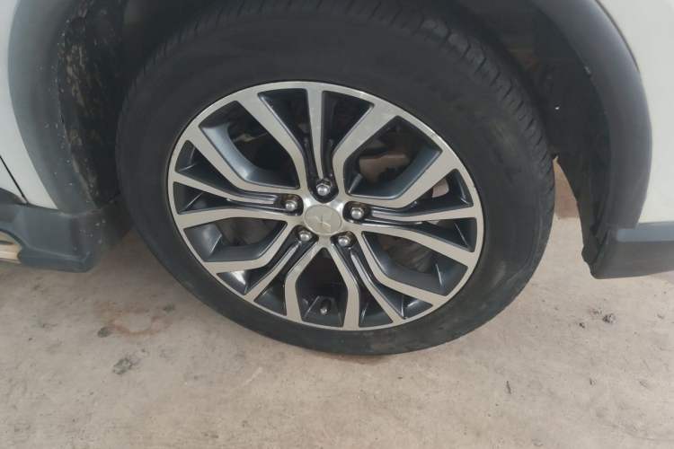 Used Mitsubishi Outlander 2016 2.4L 4x4 Elite Edition 5 Seats Right Front Wheel Hub