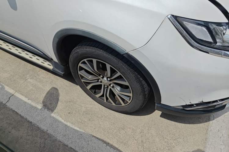 Used Mitsubishi Outlander 2016 2.4L 4x4 Luxury Edition 7-Seater Right Front Wheel Hub