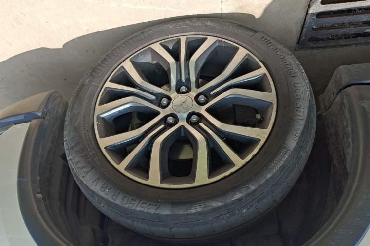 Used Mitsubishi Outlander 2016 2.4L 4x4 Elite Edition 5 Seats Right Front Wheel Hub