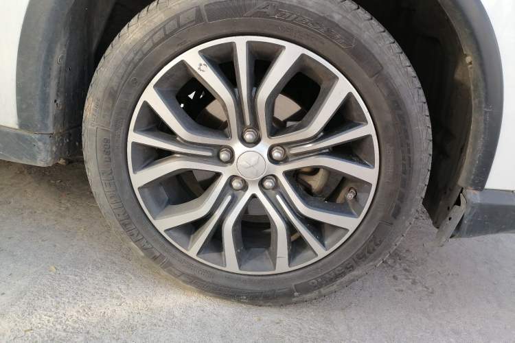 Used Mitsubishi Outlander 2016 2.4L 4x4 Elite Edition 7-Seater Right Front Wheel Hub