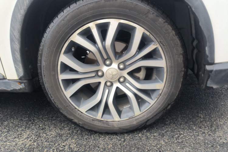 Used Mitsubishi Outlander 2016 2.4L 4x4 Elite Edition 5 Seats Right Front Wheel Hub
