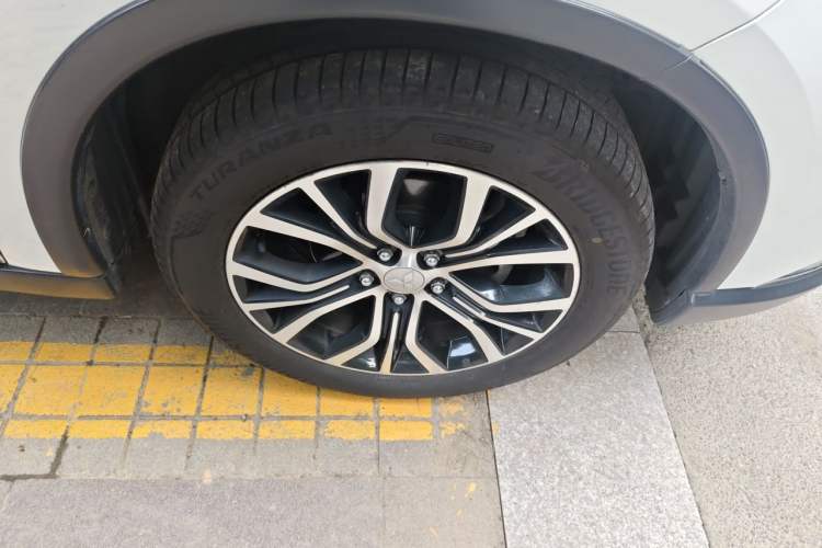 Used Mitsubishi Outlander 2016 2.4L 4x4 Elite Edition 7-Seater Right Front Wheel Hub