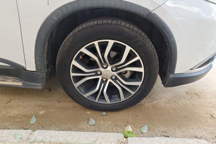 Used Mitsubishi Outlander 2016 2.4L 4x4 Luxury Edition 7-Seater Right Front Wheel Hub