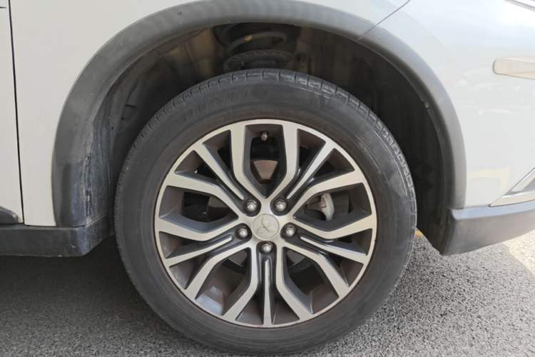 Used Mitsubishi Outlander 2016 2.4L 4x4 Luxury Edition 7-Seater Right Front Wheel Hub