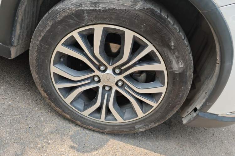 Used Mitsubishi Outlander 2016 2.4L 4x4 Luxury Edition 7-Seater Right Front Wheel Hub