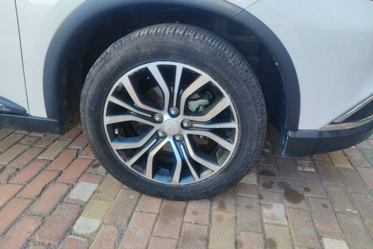 Used Mitsubishi Outlander 2016 2.4L 4x4 Elite Edition 5 Seats Right Front Wheel Hub