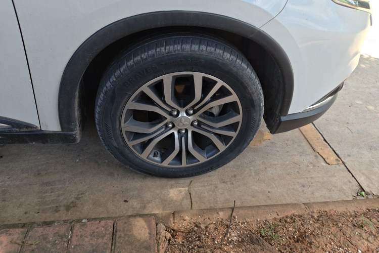 Used Mitsubishi Outlander 2016 2.4L 4x4 Elite Edition 5 Seats Right Front Wheel Hub