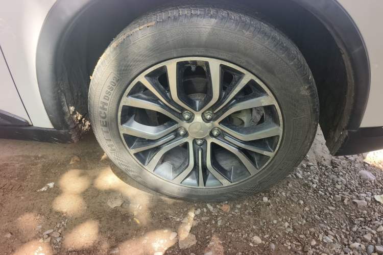 Used Mitsubishi Outlander 2016 2.4L 4x4 Elite Edition 5 Seats Right Front Wheel Hub
