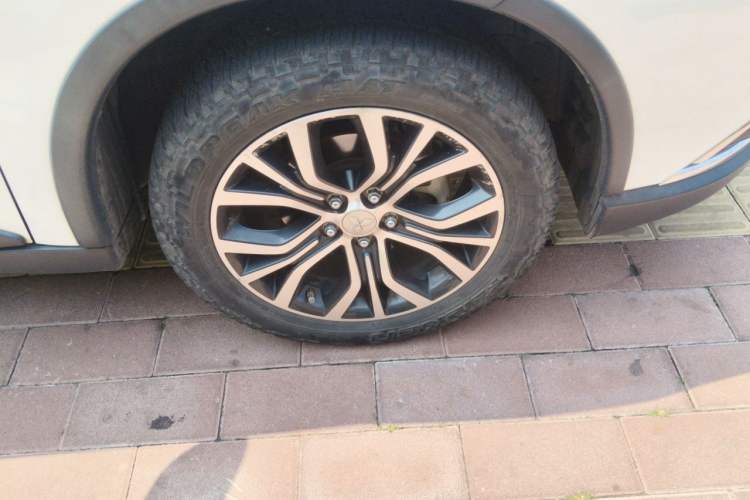 Used Mitsubishi Outlander 2016 2.4L 4x4 Luxury Edition 7-Seater Right Front Wheel Hub