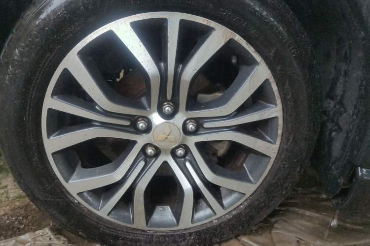 Used Mitsubishi Outlander 2016 2.4L 4x4 Elite Edition 5 Seats Right Front Wheel Hub
