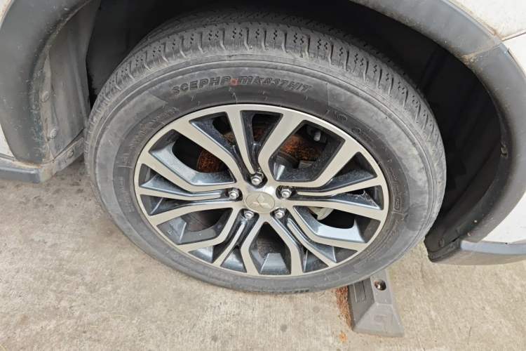 Used Mitsubishi Outlander 2016 2.4L 4x4 Elite Edition 5 Seats Right Front Wheel Hub