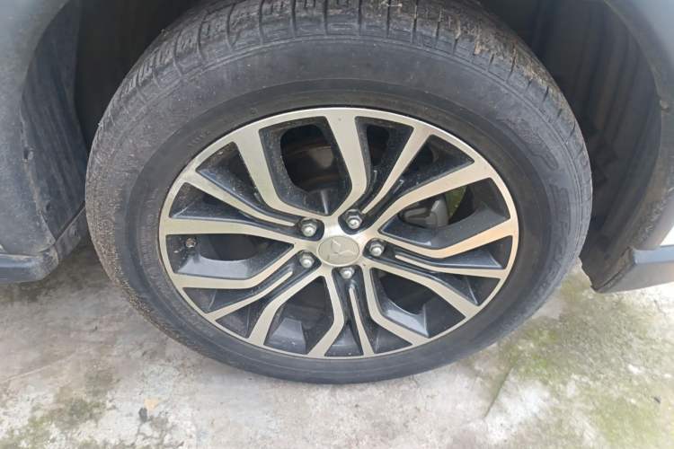 Used Mitsubishi Outlander 2016 2.4L 4x4 Elite Edition 5 Seats Right Front Wheel Hub