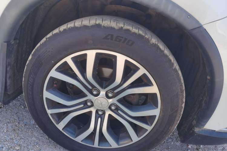 Used Mitsubishi Outlander 2016 2.4L 4x4 Luxury Edition 7-Seater Right Front Wheel Hub