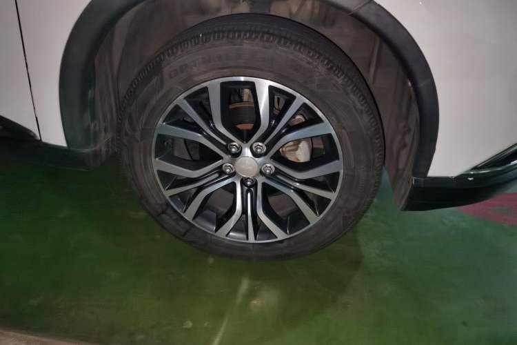 Used Mitsubishi Outlander 2016 2.4L 4x4 Elite Edition 5 Seats Right Front Wheel Hub