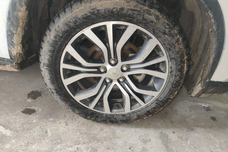 Used Mitsubishi Outlander 2016 2.4L 4x4 Luxury Edition 7-Seater Right Front Wheel Hub