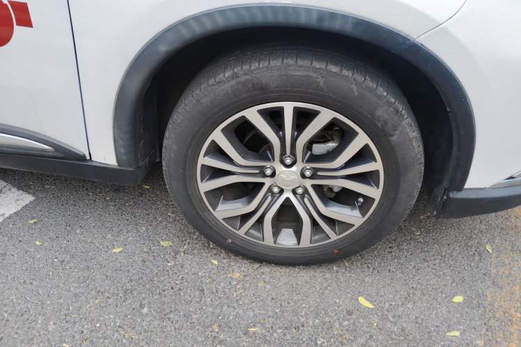 Used Mitsubishi Outlander 2016 2.4L 4x4 Elite Edition 5 Seats Right Front Wheel Hub