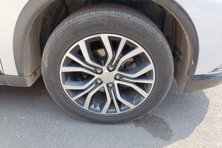 Used Mitsubishi Outlander 2016 2.4L 4x4 Elite Edition 5 Seats Right Front Wheel Hub