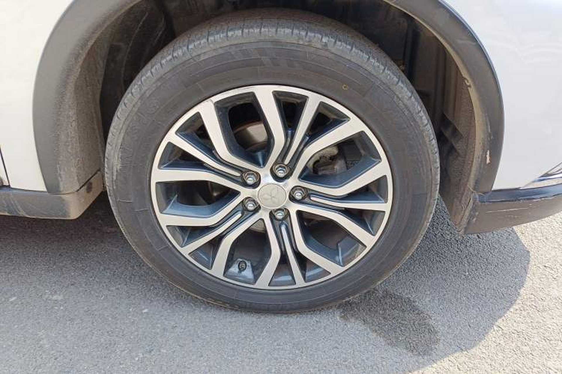 Used Mitsubishi Outlander 2016 2.4L 4x4 Elite Edition 5 Seats Right Front Wheel Hub