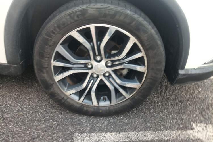 Used Mitsubishi Outlander 2016 2.4L 4x4 Elite Edition 5 Seats Right Front Wheel Hub