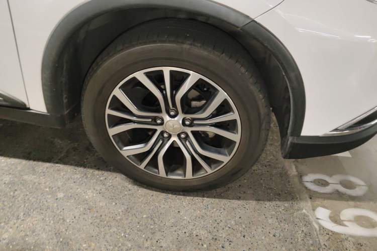 Used Mitsubishi Outlander 2016 2.4L 4x4 Luxury Edition 7-Seater Right Front Wheel Hub