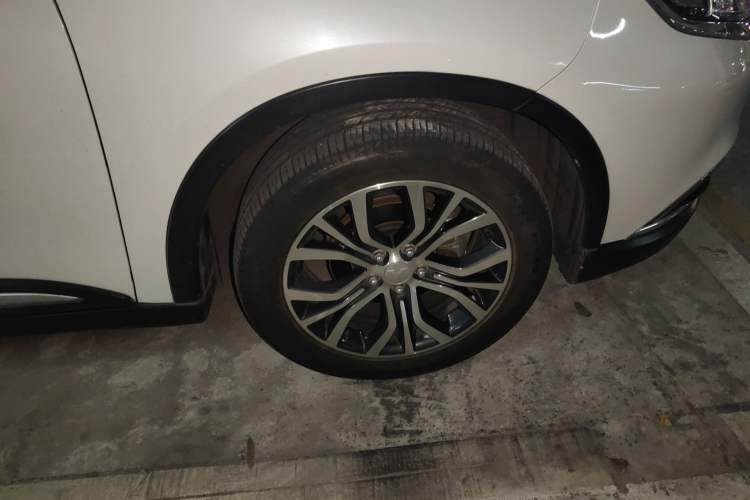 Used Mitsubishi Outlander 2016 2.4L 4x4 Elite Edition 7-Seater Right Front Wheel Hub