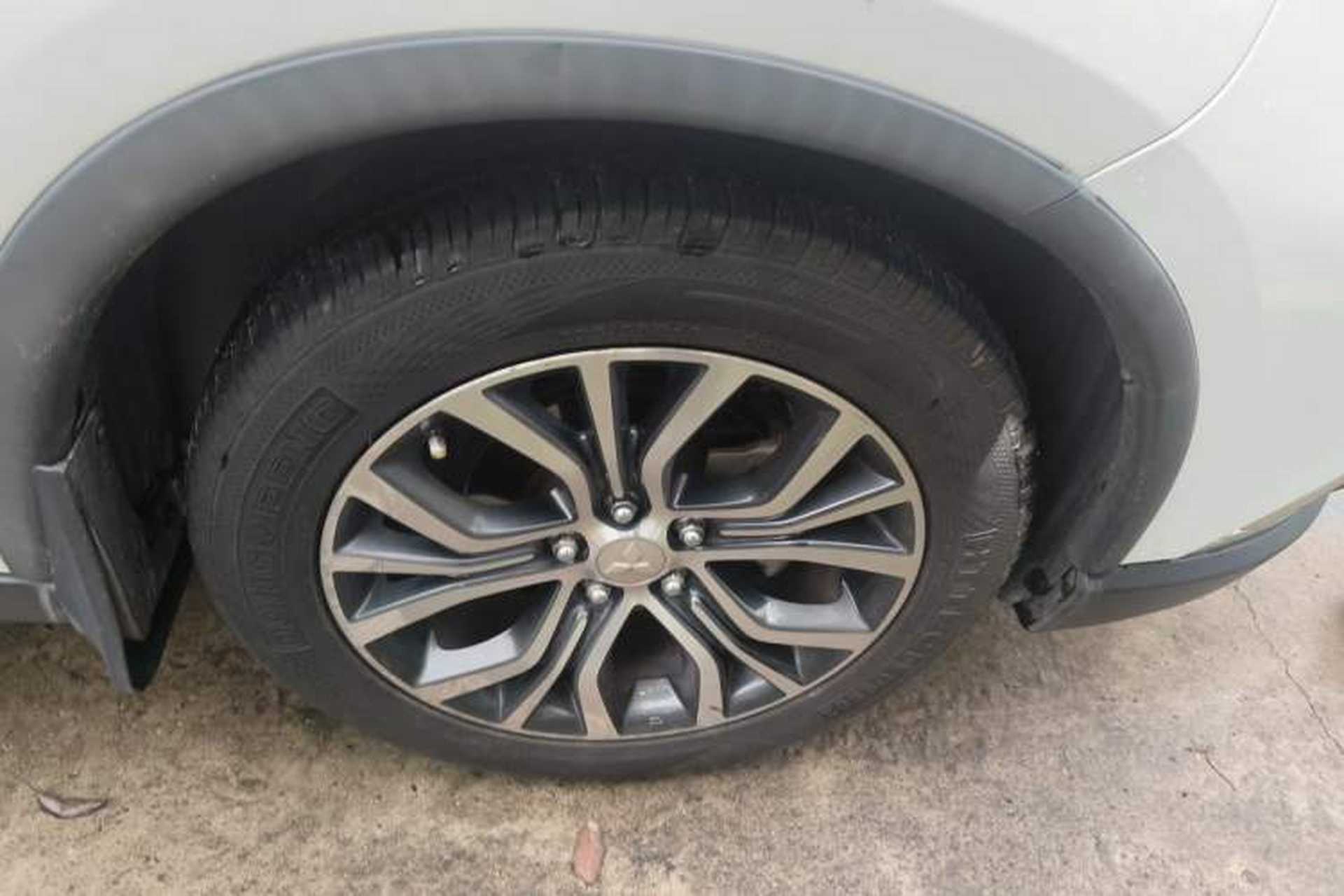Used Mitsubishi Outlander 2016 2.4L 4x4 Luxury Edition 7-Seater Right Front Wheel Hub