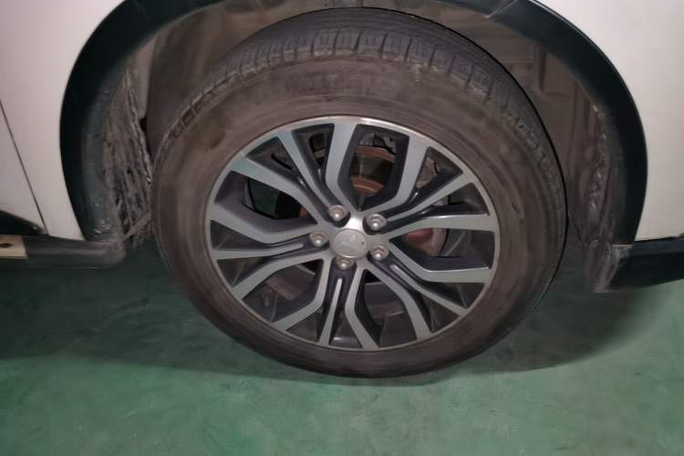 Used Mitsubishi Outlander 2016 2.4L 4x4 Elite Edition 5 Seats Right Front Wheel Hub