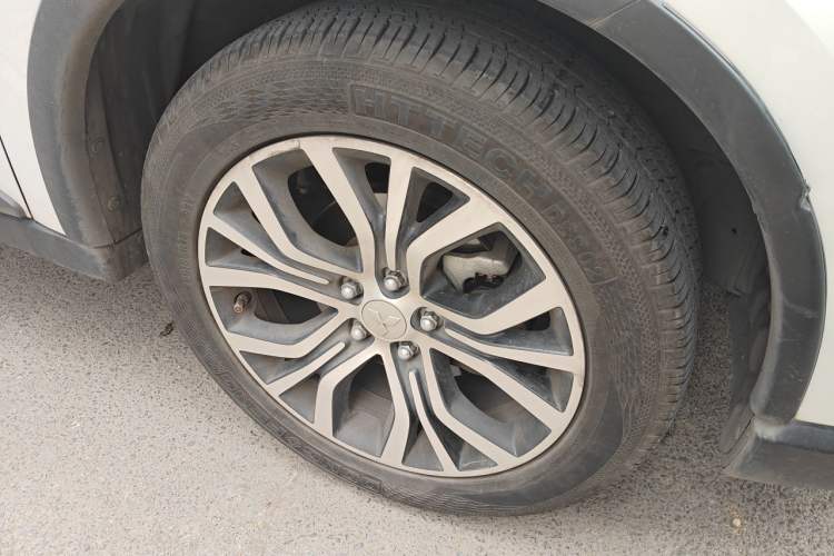 Used Mitsubishi Outlander 2016 2.4L 4x4 Elite Edition 5 Seats Right Front Wheel Hub