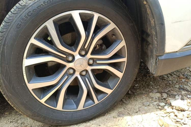 Used Mitsubishi Outlander 2016 2.4L 4x4 Luxury Edition 7-Seater Right Front Wheel Hub