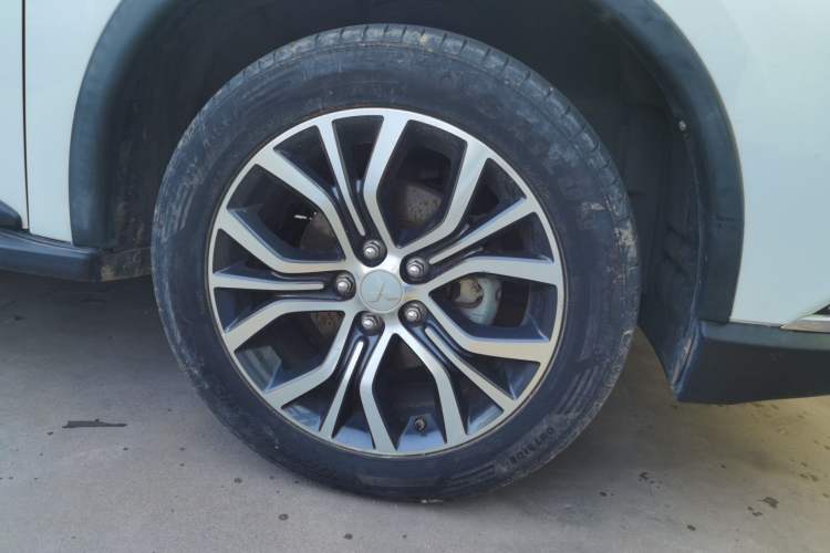 Used Mitsubishi Outlander 2016 2.4L 4x4 Elite Edition 5 Seats Right Front Wheel Hub