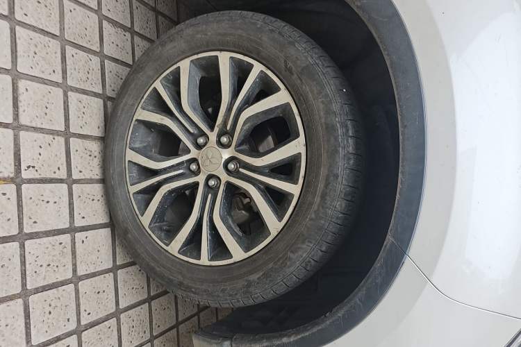 Used Mitsubishi Outlander 2016 2.4L 4x4 Elite Edition 5 Seats Right Front Wheel Hub