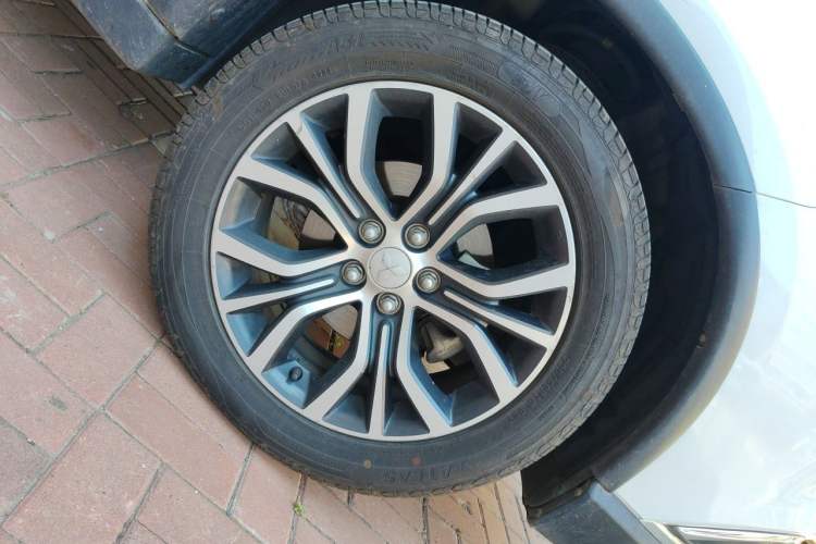 Used Mitsubishi Outlander 2016 2.4L 4x4 Elite Edition 5 Seats Right Front Wheel Hub