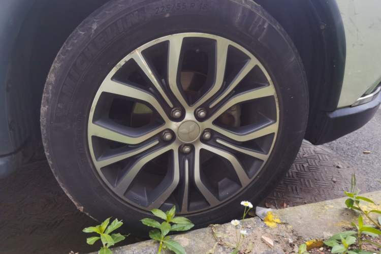 Used Mitsubishi Outlander 2016 2.4L 4x4 Luxury Edition 7-Seater Right Front Wheel Hub