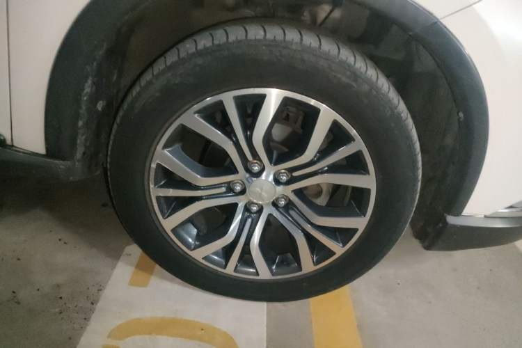 Used Mitsubishi Outlander 2016 2.4L 4x4 Elite Edition 5 Seats Right Front Wheel Hub