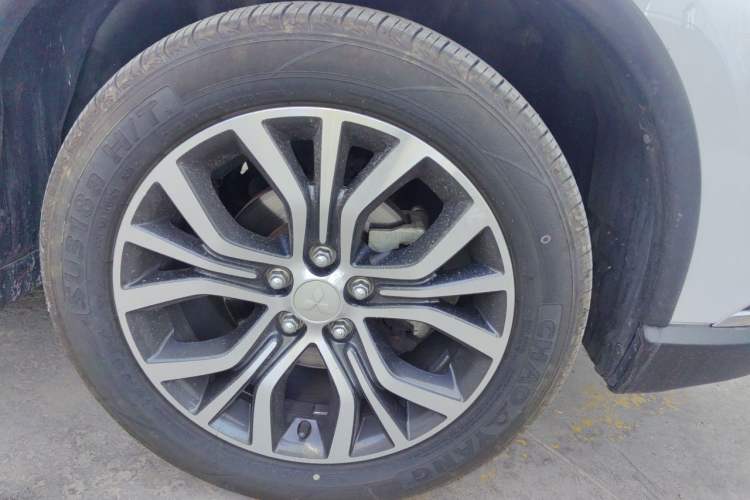 Used Mitsubishi Outlander 2016 2.4L 4x4 Elite Edition 5 Seats Right Front Wheel Hub