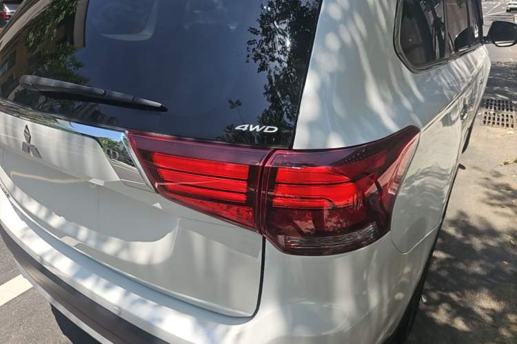 Used Mitsubishi Outlander 2016 2.4L 4x4 Elite Edition 7-Seater Right Rear Taillight