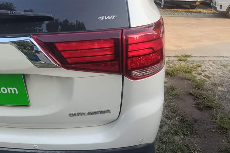 Used Mitsubishi Outlander 2016 2.4L 4x4 Luxury Edition 7-Seater Right Rear Taillight