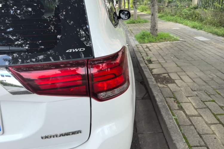 Used Mitsubishi Outlander 2016 2.4L 4x4 Elite Edition 5 Seats Right Rear Taillight