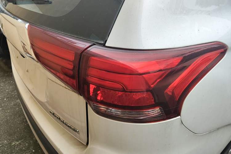 Used Mitsubishi Outlander 2016 2.0L Two-Wheel Drive Fashion Edition 5 Seats Right Rear Taillight