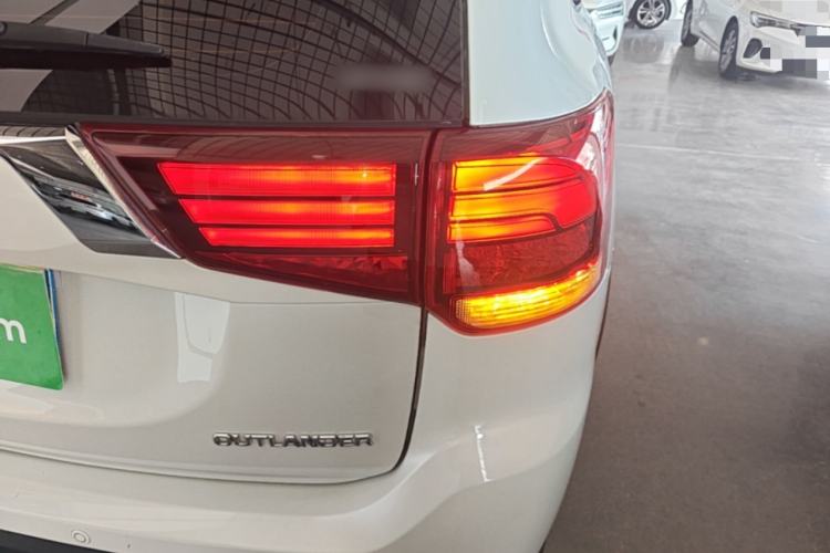 Used Mitsubishi Outlander 2016 2.4L 4x4 Elite Edition 5 Seats Right Rear Taillight