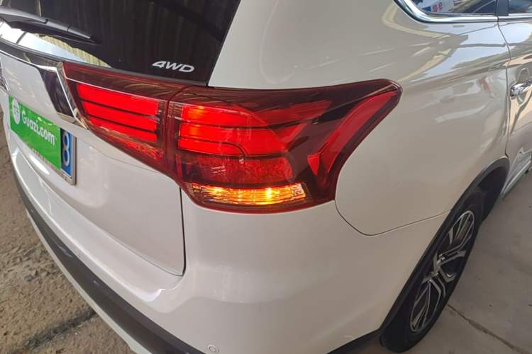 Used Mitsubishi Outlander 2016 2.4L 4x4 Elite Edition 7-Seater Right Rear Taillight