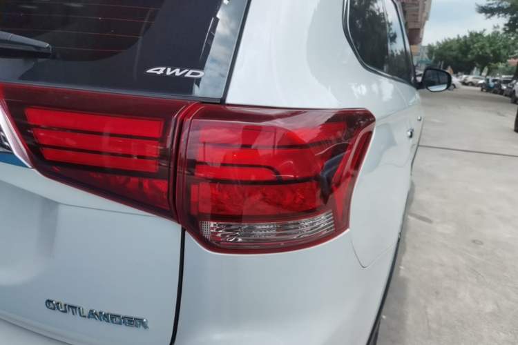 Used Mitsubishi Outlander 2016 2.4L 4x4 Luxury Edition 7-Seater Right Rear Taillight