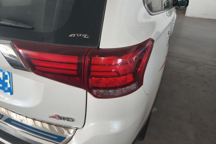 Used Mitsubishi Outlander 2016 2.4L 4x4 Luxury Edition 7-Seater Right Rear Taillight