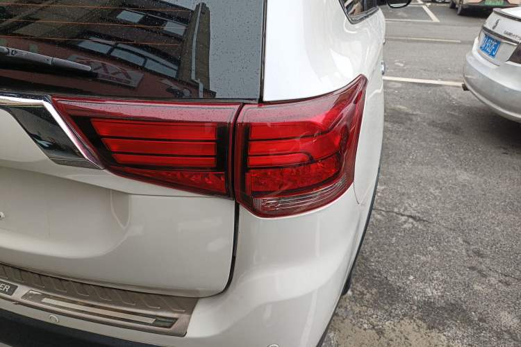 Used Mitsubishi Outlander 2016 2.4L 4x4 Elite Edition 5 Seats Right Rear Taillight