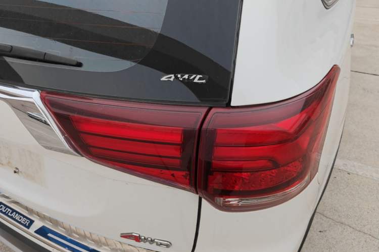 Used Mitsubishi Outlander 2016 2.4L 4x4 Luxury Edition 7-Seater Right Rear Taillight