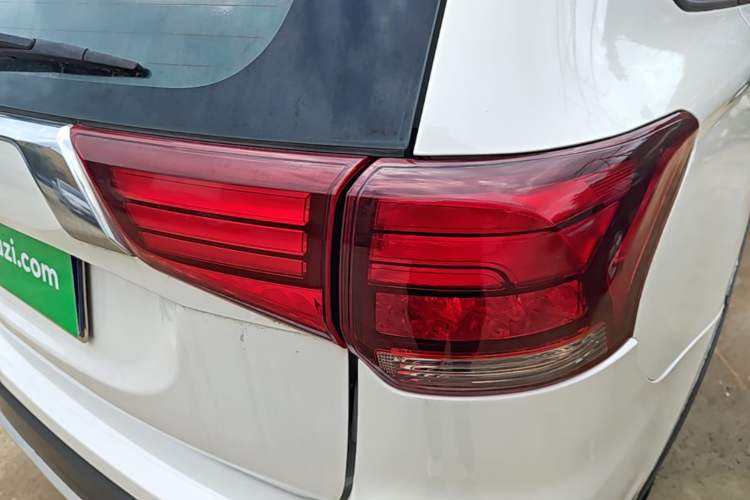 Used Mitsubishi Outlander 2016 2.0L Two-Wheel Drive Fashion Edition 5 Seats Right Rear Taillight