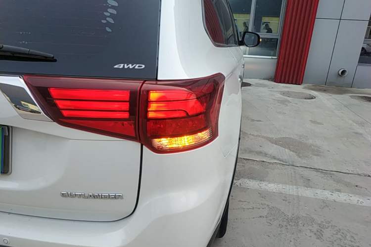 Used Mitsubishi Outlander 2016 2.4L 4x4 Elite Edition 5 Seats Right Rear Taillight