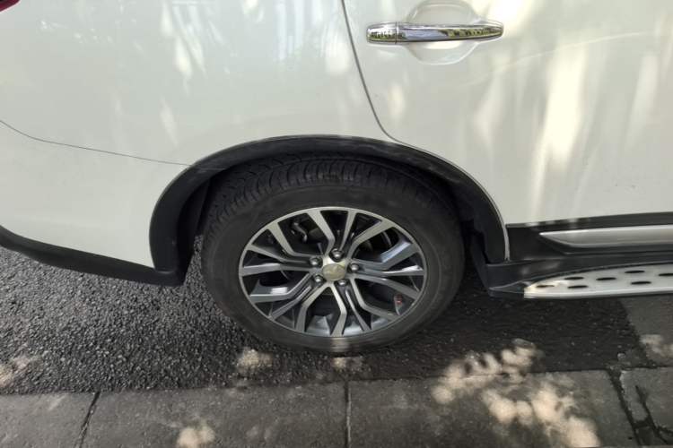 Used Mitsubishi Outlander 2016 2.4L 4x4 Elite Edition 5 Seats Right Rear Wheel Hub